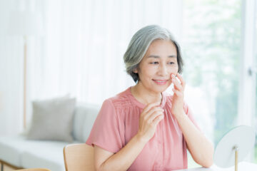 スキンケアをするシニア女性