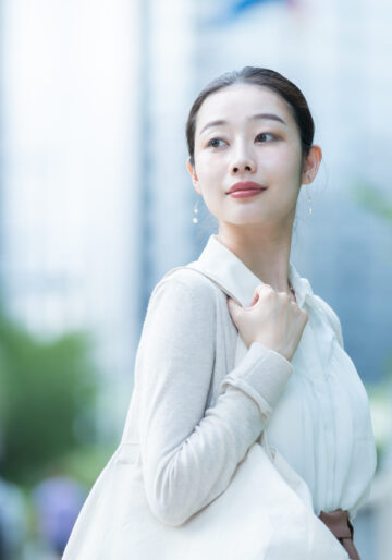 振り返る女性