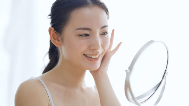 若い女性がスキンケアをしている