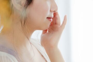保湿クリーム、化粧水でスキンケアする女性